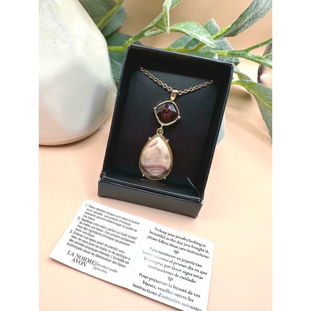 Avon autumn romance, deep red pendant necklace